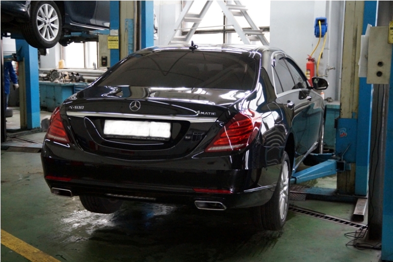 Установка автомобиля на подъёмник